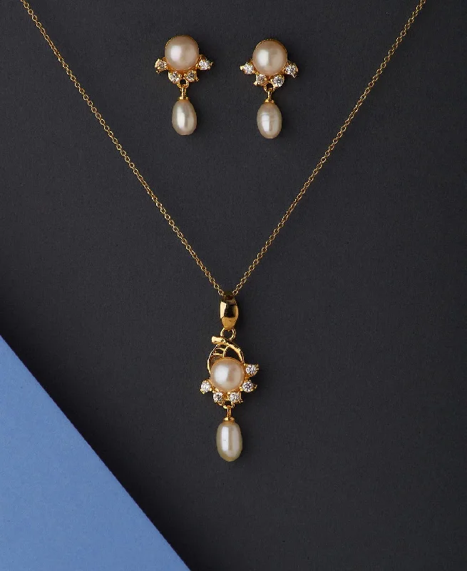 Best hoop earrings with butterfly motifs for a playful and whimsical appearance-Trendy Stone Studded Pearl Pendant Set